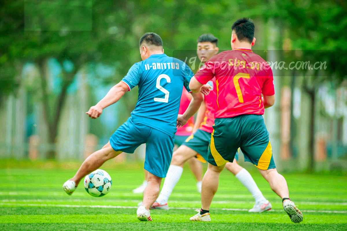 纸面纹理上叠加细密数据轨迹，安静无人物